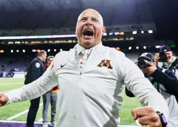 La celebración extraordinaria de un entrenador tras una victoria destacada