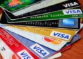 El uso de las tarjetas de crédito cayó en términos reales y los bancos endurecen el acceso al financiamiento