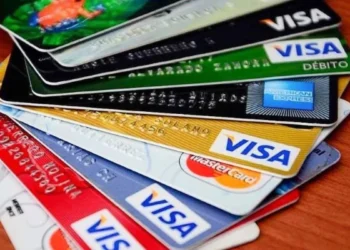 El uso de las tarjetas de crédito cayó en términos reales y los bancos endurecen el acceso al financiamiento