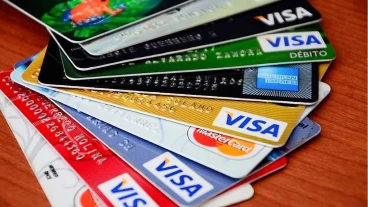 El uso de las tarjetas de crédito cayó en términos reales y los bancos endurecen el acceso al financiamiento