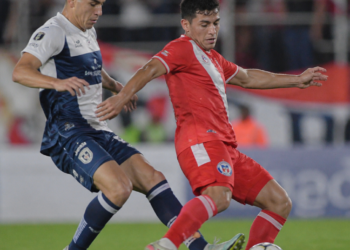 Argentinos logró un empate ante Gimnasia con un jugador menos, manteniendo el liderazgo de su grupo