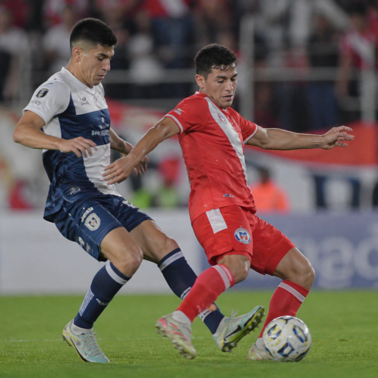 Argentinos logró un empate ante Gimnasia con un jugador menos, manteniendo el liderazgo de su grupo