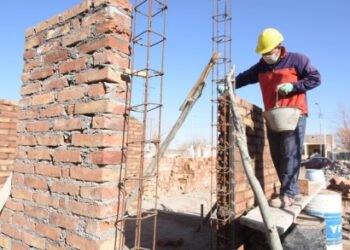 Albañiles revelan: añadir sal gruesa al cemento fresco es el método más económico para un acabado similar a la piedra natural