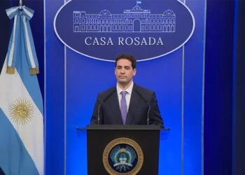 El Gobierno atribuyó la suba del riesgo país a los shocks externos y defendió el rumbo económico