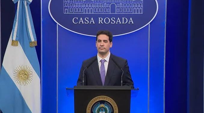 El Gobierno atribuyó la suba del riesgo país a los shocks externos y defendió el rumbo económico