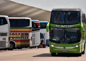 El encarecimiento de los pasajes aéreos empuja a los pasajeros hacia los micros de larga distancia