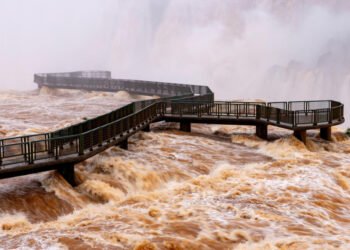 Cataratas del Iguazú: cierre de paseos por crecida del río