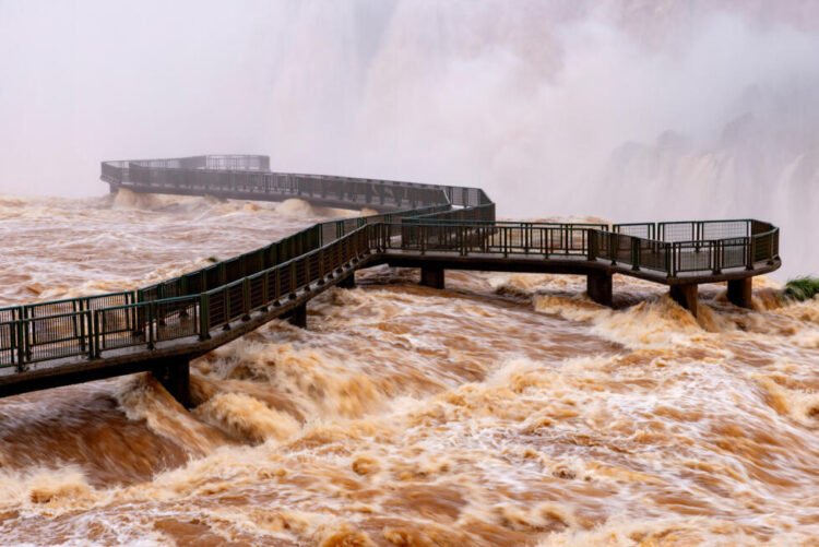 Cataratas del Iguazú: cierre de paseos por crecida del río