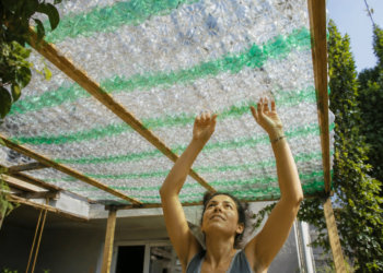Reutiliza botellas de plástico: crea un toldo casero para tu patio