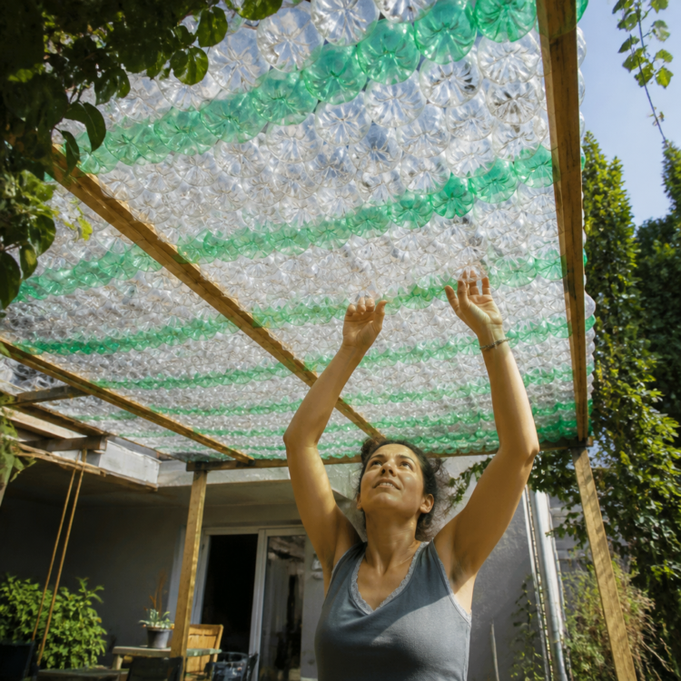 Reutiliza botellas de plástico: crea un toldo casero para tu patio