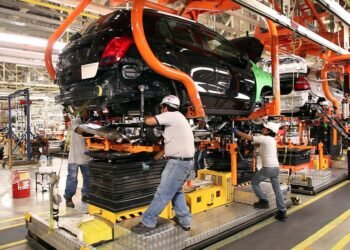 La industria rebotó 1,9% en agosto, pero quedó en uno de sus niveles más bajos desde 2024