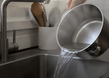 Riesgos de verter agua hirviendo en la pileta de la cocina: qué tener en cuenta