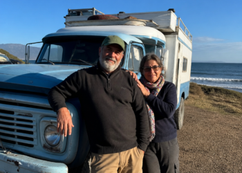 Gabriel y Karina, jubilados policeales, emprenden un viaje por la costa en un Ford 600 de 1975: “La idea es estar 20 días en un lugar”