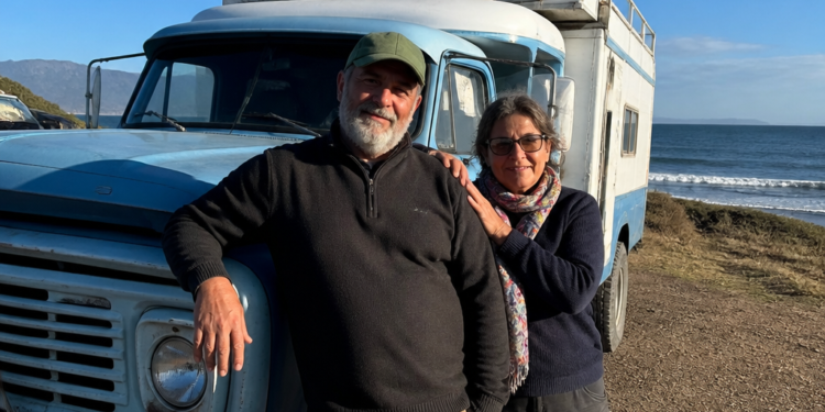 Gabriel y Karina, jubilados policeales, emprenden un viaje por la costa en un Ford 600 de 1975: “La idea es estar 20 días en un lugar”