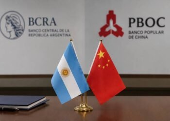 Caputo admitió que Argentina podría recurrir al swap con China para afrontar vencimientos de deuda en 2027