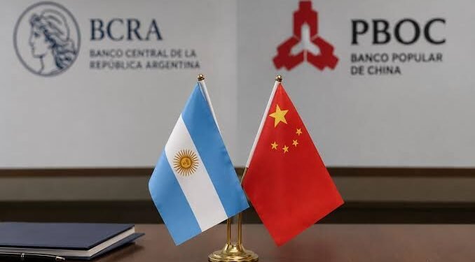 Caputo admitió que Argentina podría recurrir al swap con China para afrontar vencimientos de deuda en 2027