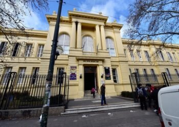 Un incendio en una escuela secundaria en La Plata obligó a evacuar a los alumnos