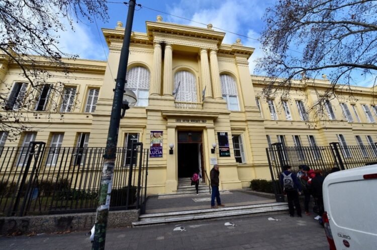 Un incendio en una escuela secundaria en La Plata obligó a evacuar a los alumnos