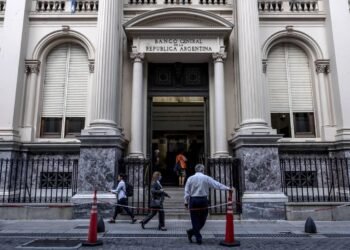 Investigación sobre operaciones de oro: solicitud de allanamiento al BCRA por comisiones millonarias