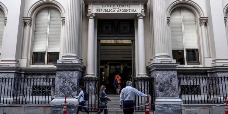 Investigación sobre operaciones de oro: solicitud de allanamiento al BCRA por comisiones millonarias