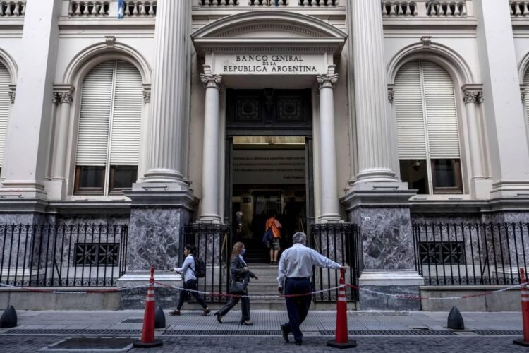 Investigación sobre operaciones de oro: solicitud de allanamiento al BCRA por comisiones millonarias