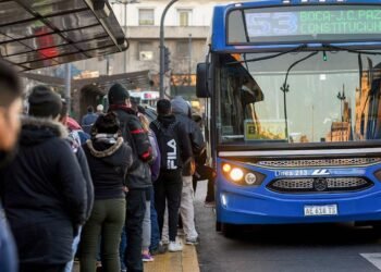 Octubre llegó con nuevos aumentos: cuánto subieron el colectivo, el subte y los peajes en el AMBA