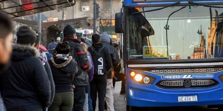 Octubre llegó con nuevos aumentos: cuánto subieron el colectivo, el subte y los peajes en el AMBA