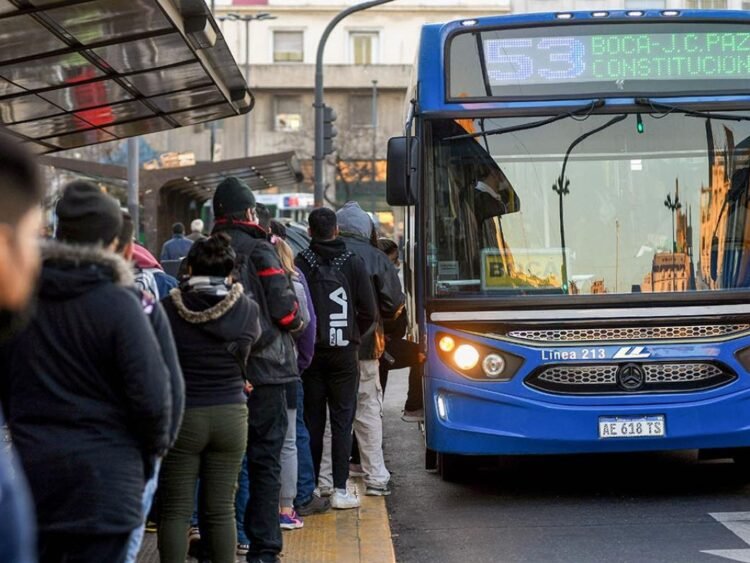 Octubre llegó con nuevos aumentos: cuánto subieron el colectivo, el subte y los peajes en el AMBA