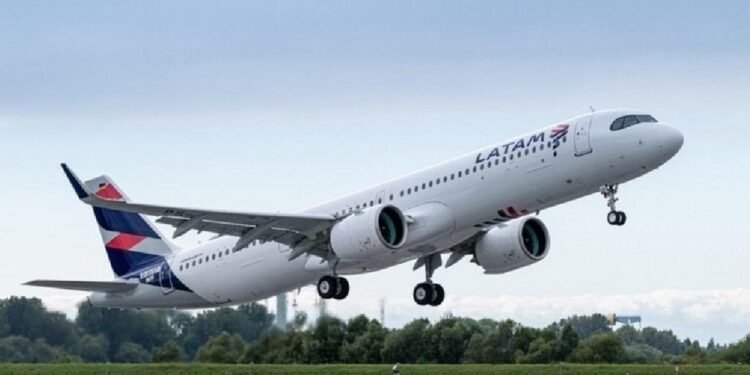 Las líneas aéreas advierten que los costos de volar en Argentina desalientan el ingreso de competidores al cabotaje