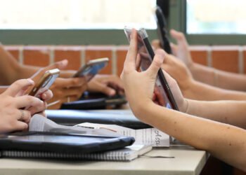 Buenos Aires amplía la restricción de celulares en las escuelas y suma medidas sobre convivencia digital