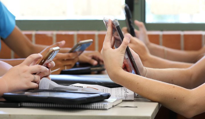 Buenos Aires amplía la restricción de celulares en las escuelas y suma medidas sobre convivencia digital