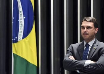 Investigan si Flávio Bolsonaro intentó escapar a Estados Unidos desde Argentina