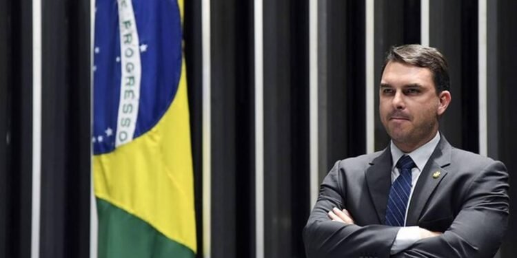 Investigan si Flávio Bolsonaro intentó escapar a Estados Unidos desde Argentina