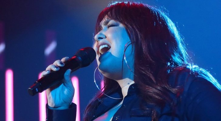 Una cantante convirtió una camper de 1963 en un estudio móvil para crear música mientras viaja