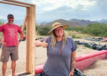 Una familia construye una casa de 232 metros cuadrados en el desierto con más de 360 toneladas de tierra