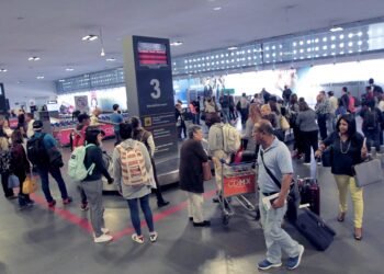 La demanda mundial de vuelos cayó en septiembre, aunque repuntó en la mayoría de los mercados internacionales