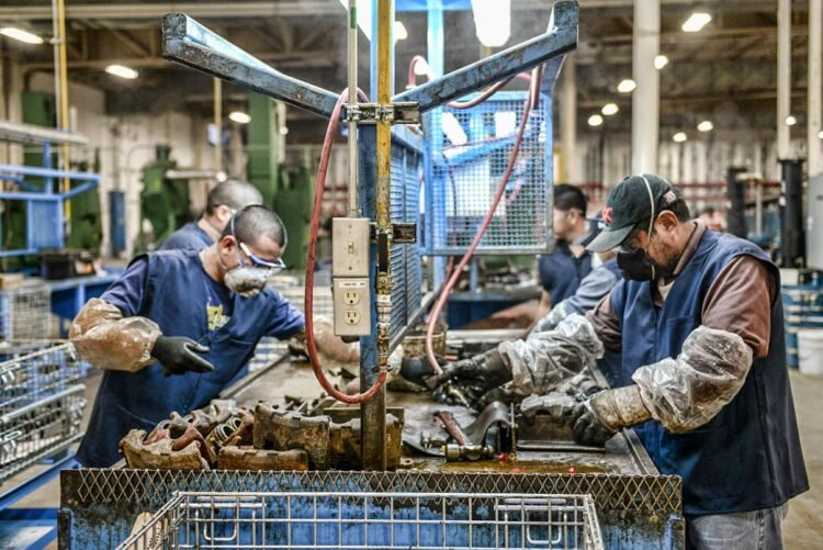 El empleo industrial cayó en 22 provincias y solo creció en Santa Cruz, Neuquén y Río Negro